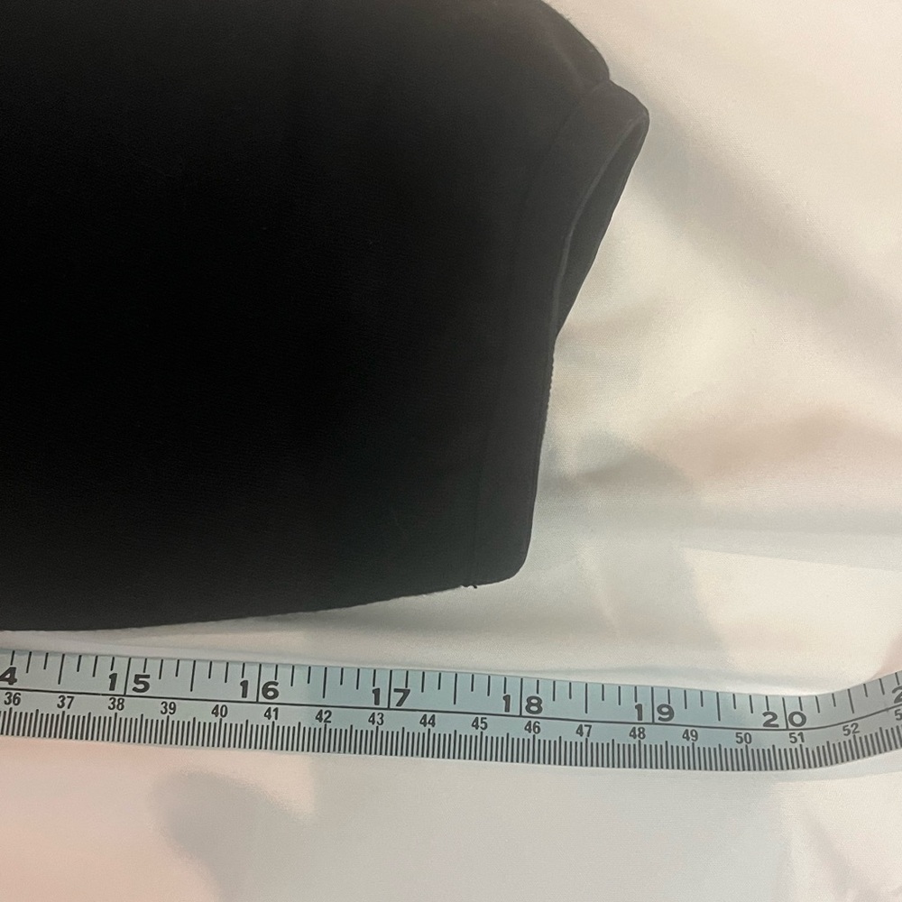 Reebok Black Thermowarm Jacket
Hood lining feature a black & silver grid pattern - Picture 7 of 13